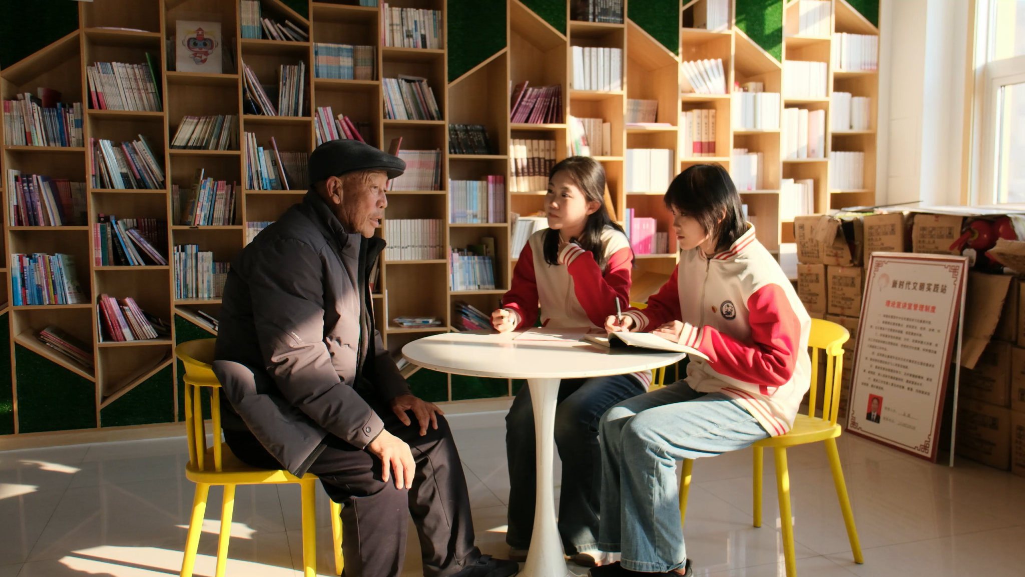 “星火燎原”实践队采访徐根田老人 李长旭摄影.png “星火燎原”实践队采访徐根田老人 李长旭摄影.png