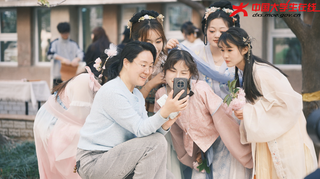 穿汉服的少女们与老师记录相聚时光  图片来源：河南农业大学