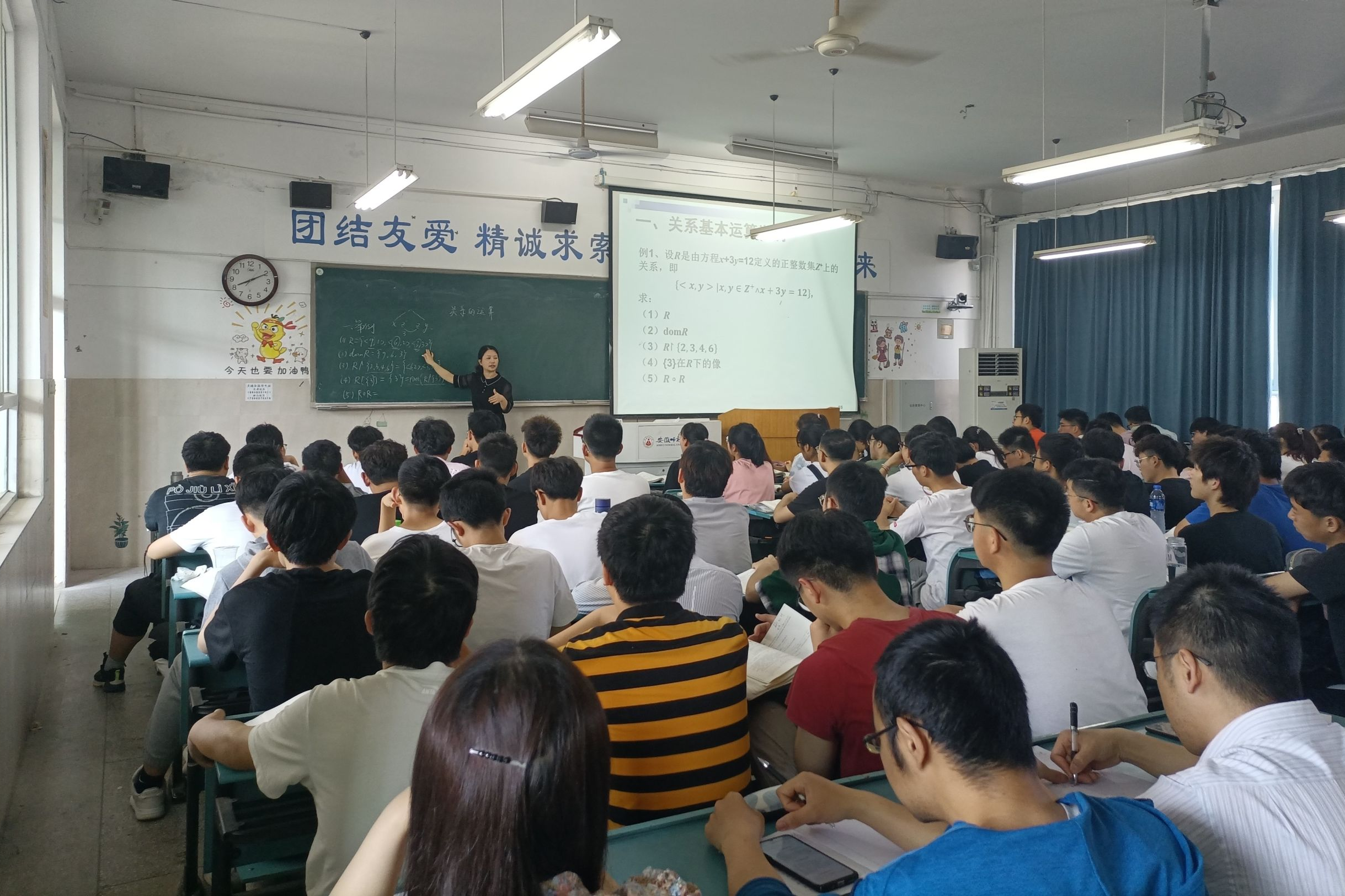 俞庆英老师讲课照.png 俞庆英老师讲课照.png